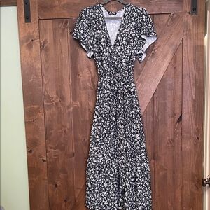 BloomChic Black and White Floral Maxi Dress size 16